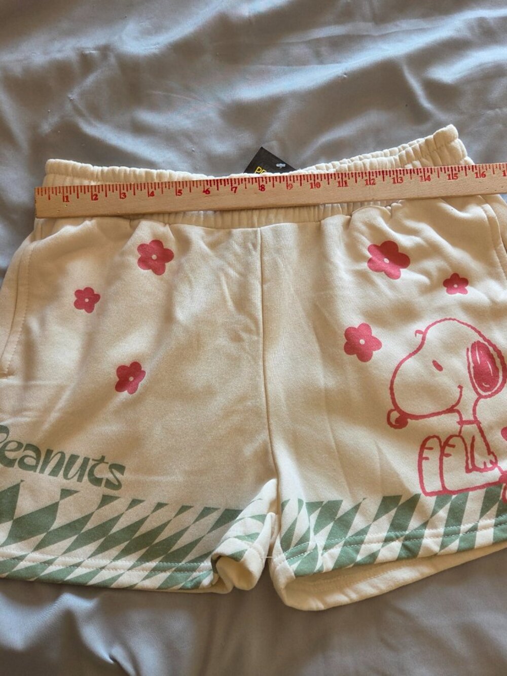Women's XL Fleece Shorts Popular Well-Know Beagle Character - Picture 3 of 7